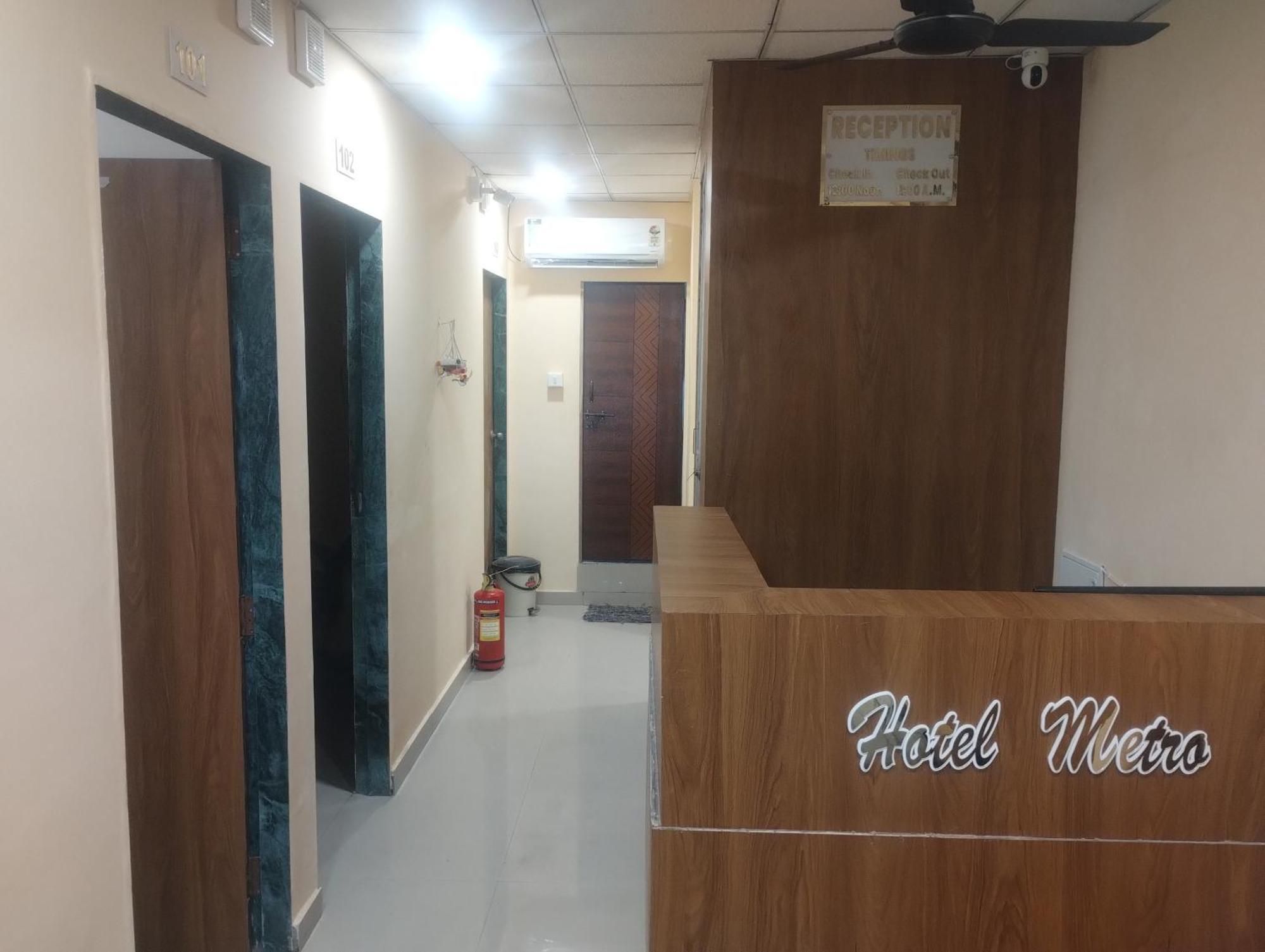 Hotel Metro Althan Сурат Екстериор снимка