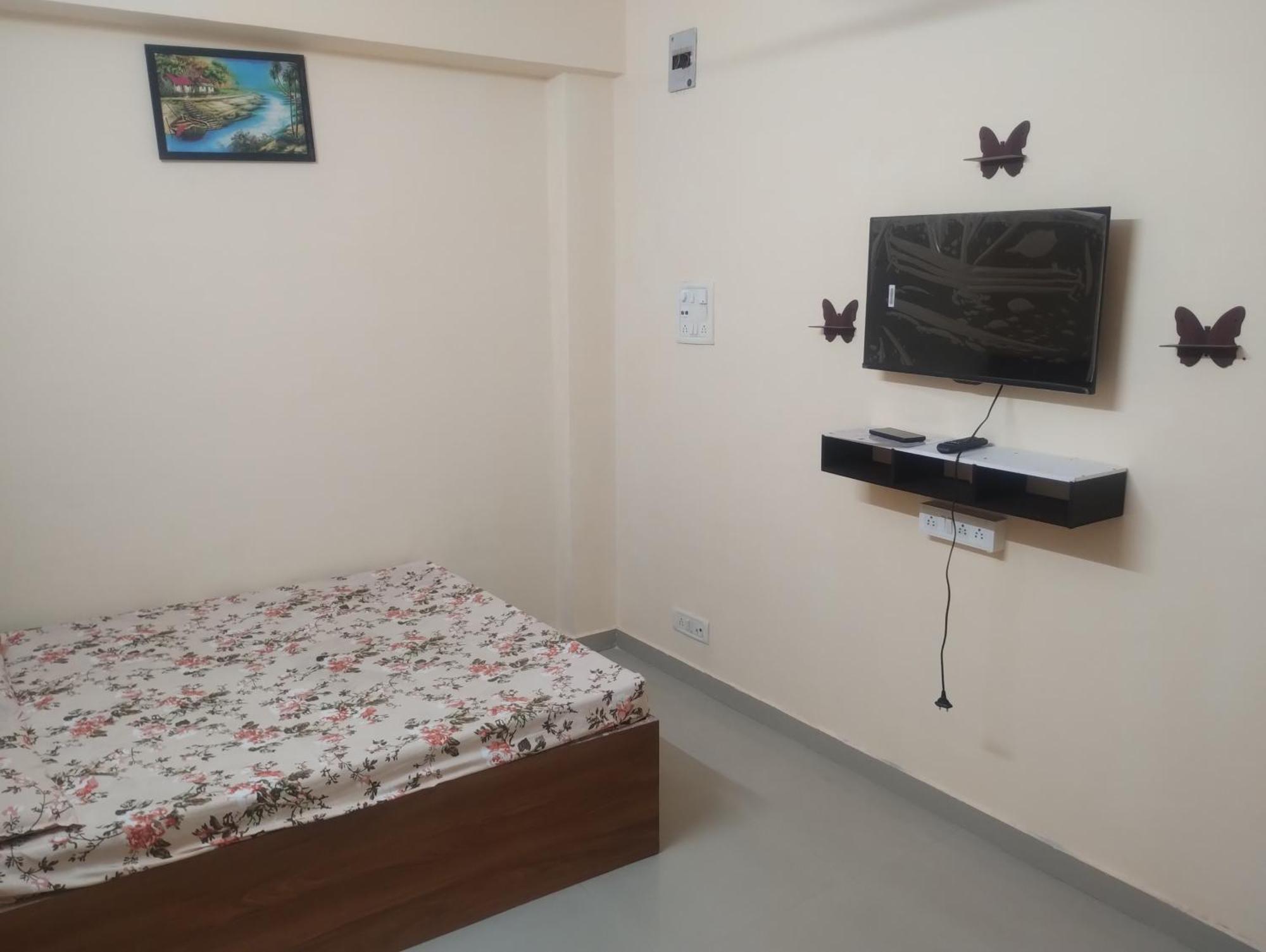 Hotel Metro Althan Сурат Екстериор снимка