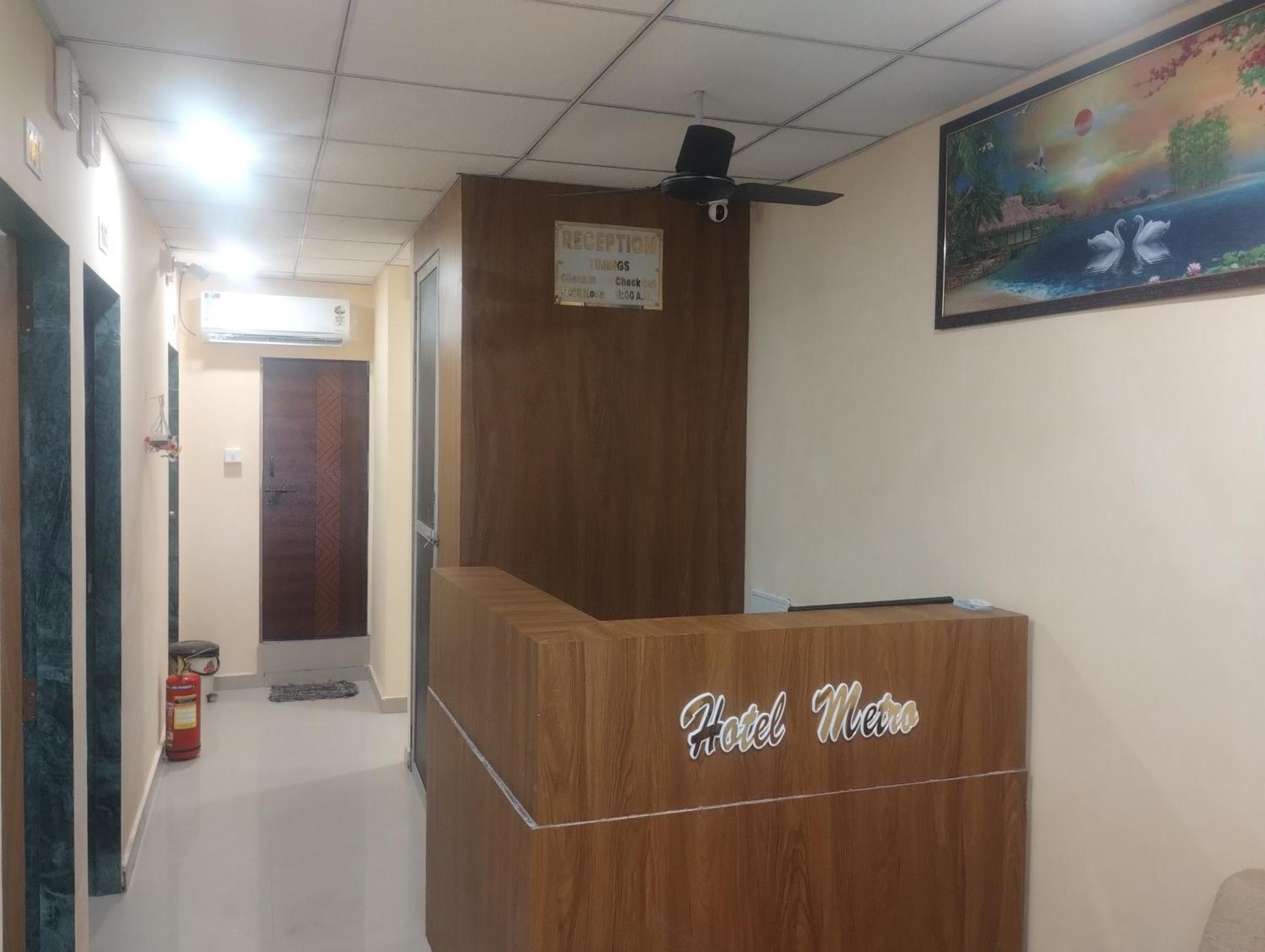 Hotel Metro Althan Сурат Екстериор снимка