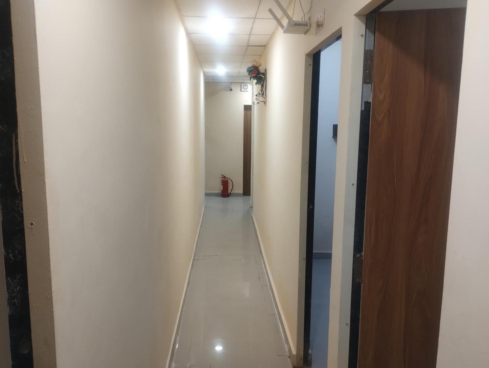 Hotel Metro Althan Сурат Екстериор снимка