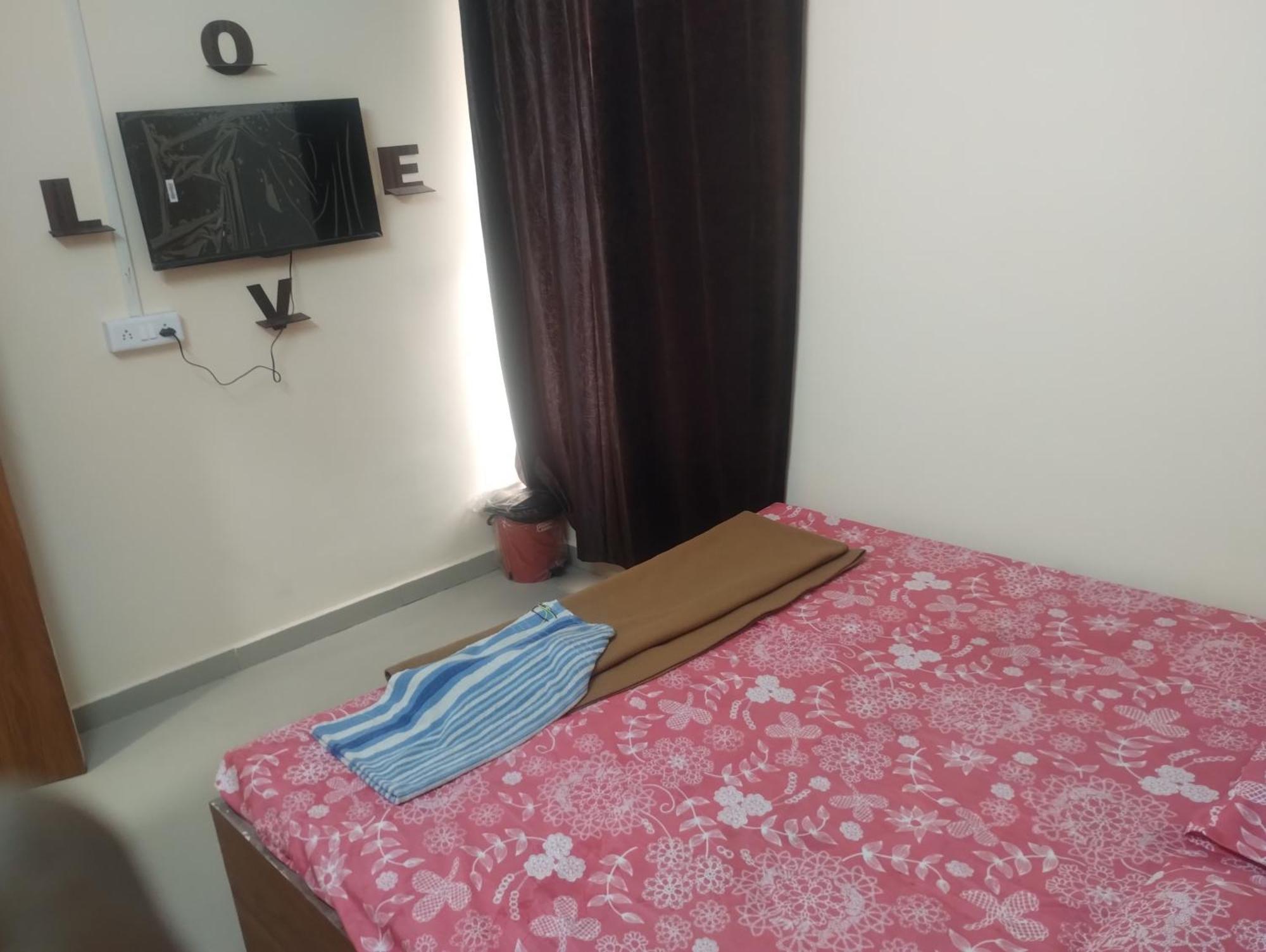 Hotel Metro Althan Сурат Екстериор снимка