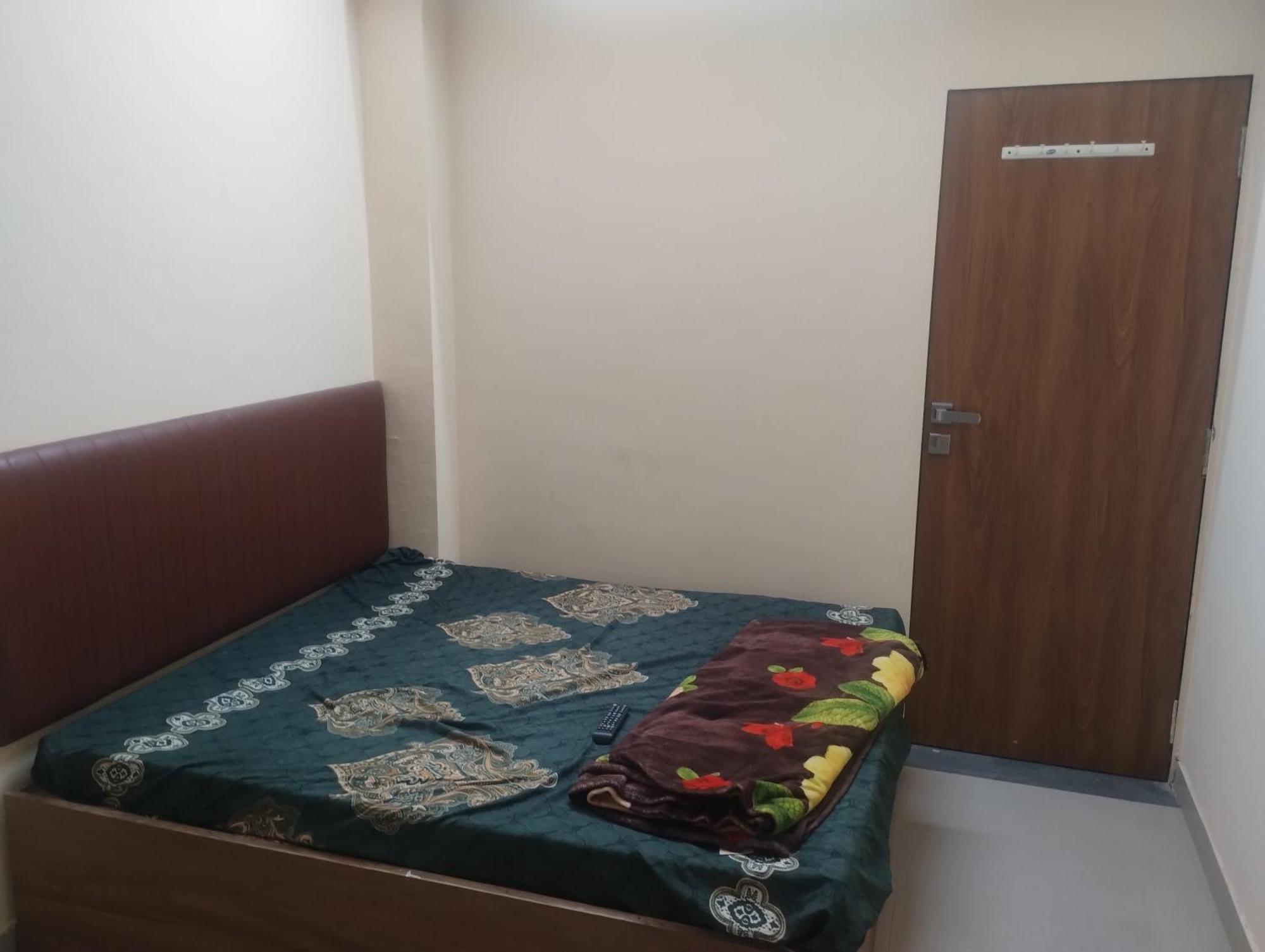 Hotel Metro Althan Сурат Екстериор снимка