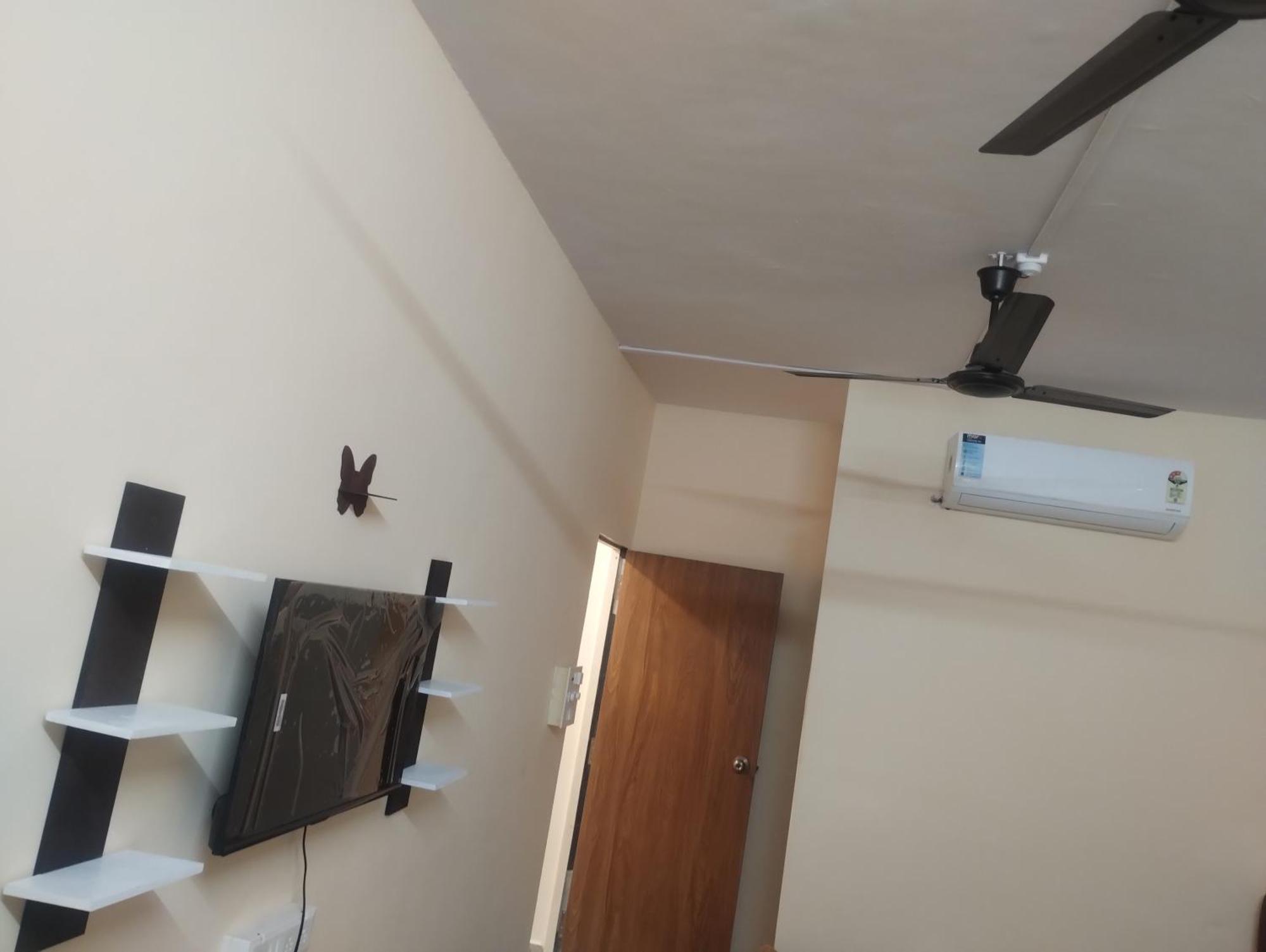 Hotel Metro Althan Сурат Екстериор снимка