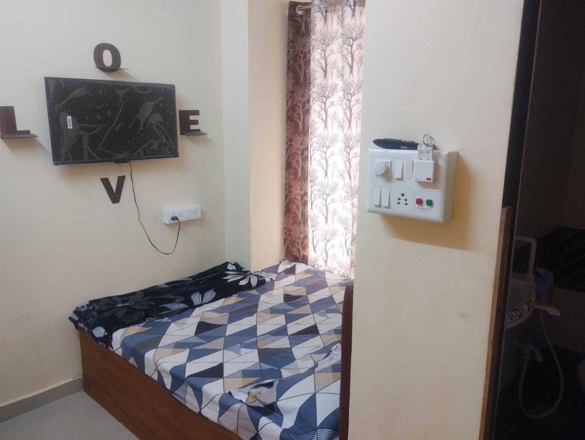 Hotel Metro Althan Сурат Екстериор снимка